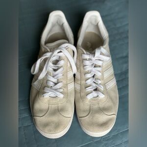 Women’s 8 Adidas Gazelle
